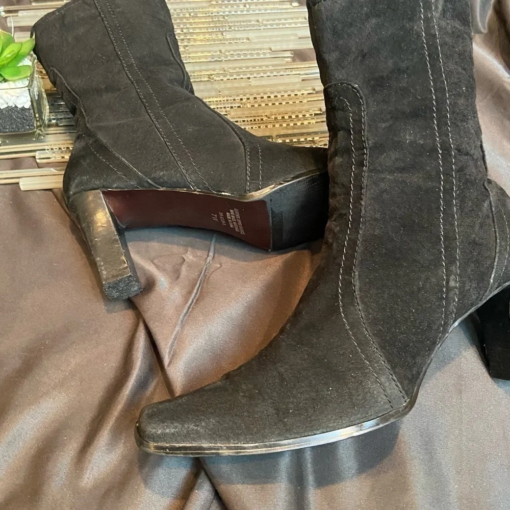 ❄️Cute  Black Suede Boots 💕 - Picture 3 of 15